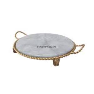Cadre et poignées de concepteur de corde en métal plaqué or d'arrivée de modèle unique élégant pour le plateau de service de marbre blanc de forme ronde - Product Image 1