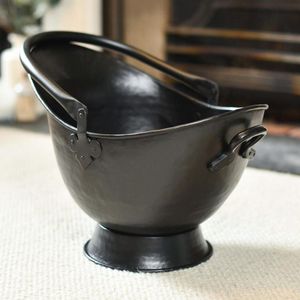 Seau à charbon en fer aspect vintage traditionnel pour le rangement de la cheminée avec finition résistante à la chaleur et poignée en bois robuste - Product Image 4