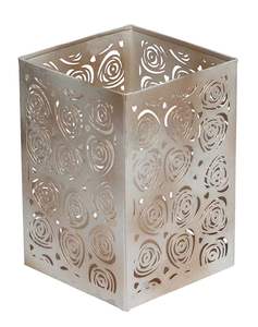 Support votif en fer à finition antique avec un travail floral au laser fin pour créer une esthétique vintage dans des intérieurs modernes - Product Image 6