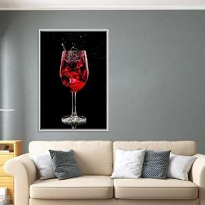 Obra de arte impresa en lienzo: decoración de pared moderna con diseño de salpicaduras de vino tinto, lienzo con marco blanco - Product Image 1