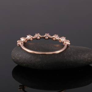 Anillo de boda de media eternidad de diamante cultivado en laboratorio de corte redondo, banda a juego para conjunto nupcial, banda de aniversario de oro rosa de 14 quilates para ella - Product Image 3