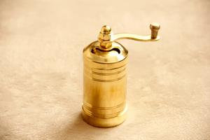 Ensemble de salière en laiton de designer avec texture subtile et artisanat raffiné conçu pour une décoration de table à manger élégante - Product Image 4