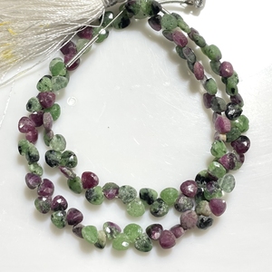 Cuentas Briolette con forma de corazón pequeño facetado de zoisita rubí de 4-4,5 MM, proveedor de cuentas de piedras preciosas al por mayor de buena calidad - Product Image 1