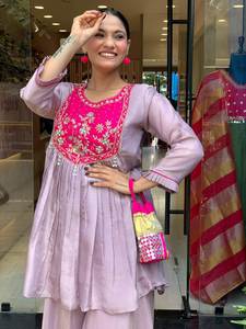 Kurti e pantaloni alla moda color lavanda con scollo a O, decorati con lavorazioni a mano Latkans, per donna o sposa, a un prezzo ragionevole. - Product Image 4