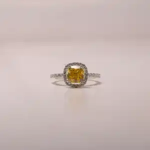 黄色环保1.10 Ct坐垫切割钻石光环订婚实验室生长钻石戒指