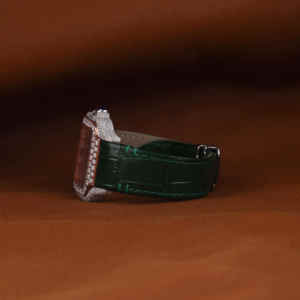 นาฬิกาหรูหราคลาสสิก รุ่นควอตซ์ กระจกคริสตัล ประดับเพชรโมอิสซาไนต์ทรงเหลี่ยม สายหนังสีเขียวแบบครึ่งไอซ์ ตัวเรือนหลากสี ตัวเลขโรมัน สายขนาด 20 มม. - Product Image 2