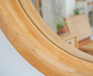 Espejo de pared redondo Alina hecho de madera maciza de teca y cristal de espejo con un acabado natural brillante. - Product Image 3