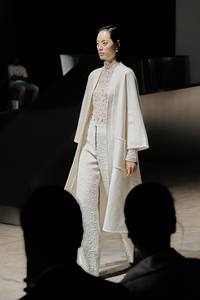 Manteaux Trench pour Femmes à Vente Chaude, Élégants, Support ODM, Manteau Kimono AMELIE avec Ceinture, Encolure en V, Manteau Trench en Cachemire Premium pour Femmes - Product Image 4