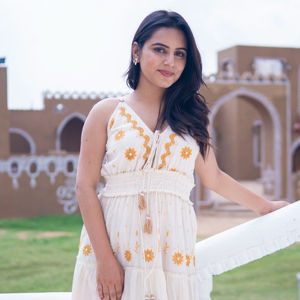 Robe midi smockée bohème blanche à col en V, taille naturelle, à volants, écologique, tenue de soirée estivale pour femme - Product Image 1