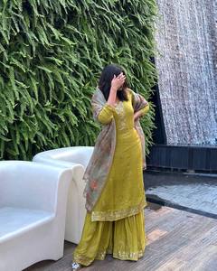 Costume de soirée avec de belles paillettes et une broderie Zari - Product Image 3