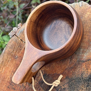 Tasse en bois classique faite à la main, parfaite pour le café, le thé, le lait et les excursions en nature, mug de camping en bois massif, poignée confortable - Product Image 3