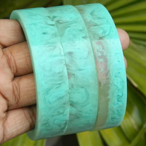 Brazaletes y pulseras gruesos irregulares ecológicos de acrílico marrón de Invierno para mujer a la moda para ocasiones de boda - Product Image 1