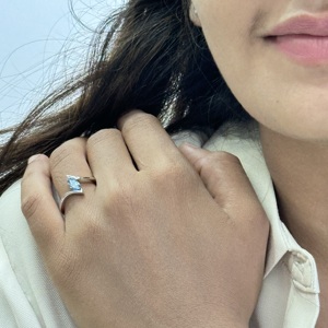 แหวนหมั้นเพชรทรงมาร์ควิส 0.48 กะรัต ผลิตในห้องปฏิบัติการ สีฟ้า ตัวเรือนทอง 14K/18K ชุบโรเดียม ได้รับการรับรองจาก IGI สำหรับผู้ซื้อจำนวนมาก - Product Image 4