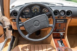 Mercedes-Benz 560SL de 1986 en excellent état, 42 000 miles, moteur V8, hardtop inclus, provenance climat chaud - Product Image 4