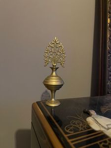 Surmedani en laiton vintage, adapté aux espaces de beauté d'inspiration antique, avec des sculptures artistiques et un attrait authentique - Product Image 5