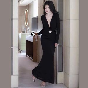 Robe sirène moulante chic-idéale pour les fêtes, mettant en valeur votre silhouette avec un tissu luxueux et un design époustouflant - Product Image 6