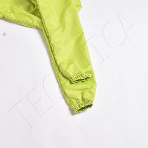 Chaqueta de carcasa suave impermeable ligera personalizada, cortavientos transpirable para exteriores con cuello levantado y cierre de cremallera para correr - Product Image 4