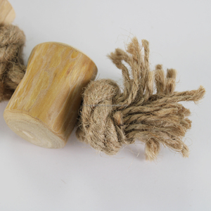 Conçu pour résister aux mâchoires les plus fortes, ce jouet à mâcher triple en bois et corde de chanvre favorise la santé dentaire et soulage l'anxiété - Product Image 4