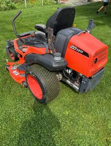 Tondeuse autoportée diesel Kubota ZD1211 à rayon de braquage zéro pour usage commercial et travaux de paysagisme - Product Image 2