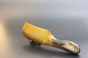 Peine para el cabello hecho a mano de cuerno de búfalo natural pulido, de dientes anchos, antiestático y desenredante para cabello rizado, grueso y largo - Product Image 4