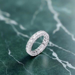 Anillo de banda de eternidad de diamante de corte esmeralda cultivado en laboratorio de 7,00 quilates/VS hecho en plata para ella - Product Image 6