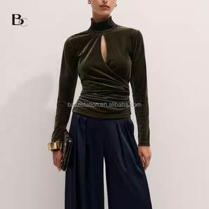 Usine de vêtements pour femmes haut de gamme sur mesure OEM/ODM, haut <span class=keywords><strong>fluide</strong></span> en velours à col montant et manches longues, chemisier en velours plissé, vente en gros - Product Image 3