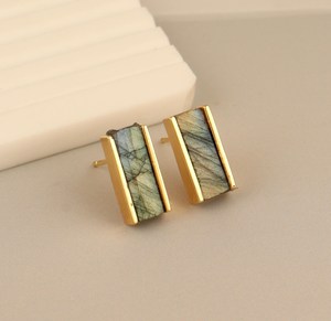 Boucles d'oreilles minimalistes en forme de barre en labradorite naturelle chatoyante plaquées or 18 carats, bijoux de mode en gros, clous d'oreille pour femmes - Product Image 2