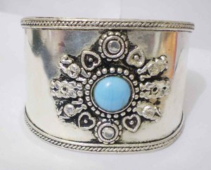 Brazalete Vintage Tribal Tibetano de Plata con Incrustaciones de Turquesa, Brazalete Ancho Étnico Retro, Artesanía de Metal Floral Antigua - Product Image 2