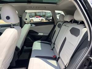 Neuf/Occasion 2025 pour Taos SE 4Motion SUV Essence Sièges en Cuir Pneus R18 Toit Panoramique Caméra Arrière - Product Image 2