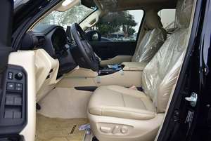 Perfecto, Negro, 2024, L-A-N-D CRUISE-R 300, 3.3 L DIÉSEL, 4x4, Volante a la Izquierda, R18, Usado, Techo Solar, Arranque Remoto, Asientos de Cuero - Product Image 5