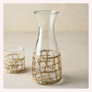 Pichet en rotin et jonc de mer à motifs d'animaux d'élégance rustique Une pièce de déclaration Boho pour un divertissement élégant - Product Image 3