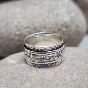 Bague Spinner en argent sterling 925 Bague d'anxiété à large bande faite à la main Bague Fidget à motif floral martelé pour femmes et hommes - Product Image 1