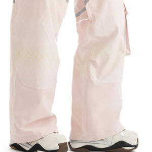 Bavettes de ski personnalisées pour femmes pantalons de snowboard isolés et coupe-vent imperméables avec impression de logo et vêtements de ski de marque privée - Product Image 3