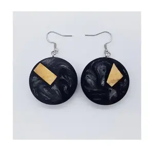 Boucles d'oreilles pendantes pour femmes en bois et résine de haute qualité, styles tendance avec perle et pierre de diamant par ABDUL REHMAN ENTERPRISES - Product Image 4