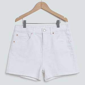 กางเกงขาสั้นมีกระเป๋า สไตล์ลำลองสำหรับฤดูร้อน เอวสูง รับสกรีนโลโก้ กางเกงยีนส์ขาสั้นสีขาว กางเกงขาสั้นแบบสปอร์ต - Product Image 1