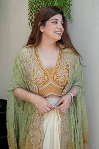 Ensemble Lehengas Choli traditionnel de créateur avec haussement d'épaules et chemisier Costume pakistanais élégant entièrement cousu pour les fêtes prêt à porter - Product Image 4