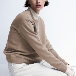 Vente en gros de vêtements de sport respirants imprimés avec logo personnalisé pour femmes, ensemble de shorts 100% coton, sweatshirts, shorts et badges de décoration pour l'hiver - Product Image 6