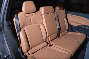 รถ L-ucid Gravity Grand Touring ปี 2026 สภาพดี ใช้งานน้อย วิ่ง 316 ไมล์ 828 แรงม้า มอเตอร์คู่ ระบบขับเคลื่อนสี่ล้อ  สีเทาควอนตัมเมทัลลิก ภายในแบบ Tahoe - Product Image 6