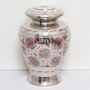 Urna de cremación de latón de mejor grado Patrón grabado hecho a mano para cenizas humanas Suministros de urna funeraria de metal de la India - Product Image 2