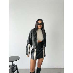 เสื้อแจ็คเก็ตหนังทรงครอปแบบควิลท์ พร้อมซิป แต่งดีเทลสีดำ - Product Image 4