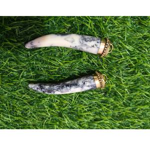 Elegante Colgante de Resina Hecho a Mano Chapado en Oro |   Proveedor de Joyería con Encanto Único - Product Image 1