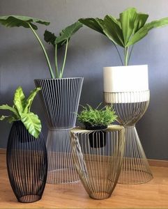 Pot de fleurs élégant en métal de forme ronde avec support moderne, parfait pour mettre en valeur les plantes dans les chambres, les salles à manger ou les vérandas - Product Image 2