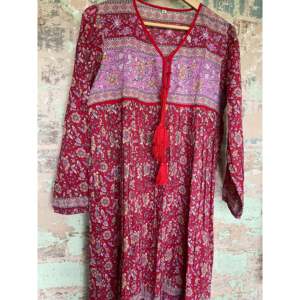 Vestido Maxi Fucsia Navideño con Silueta Holgada y Cintura Natural, Estampado Floral en Chifón, Moderno y Elegante - Product Image 2