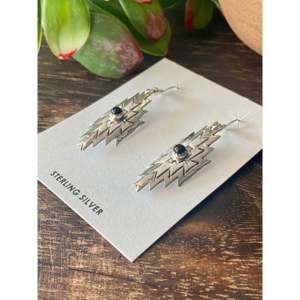Boucles d'oreilles pendantes en onyx et argent sterling faites à la main par des artisans navajo, avec des accents de perles d'eau douce et de diamants - Product Image 4