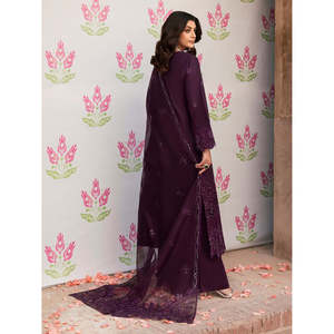 Ensemble 3 pièces Mahnur en mousseline brodée avec chemise, dupatta et pantalon en organza brodé - Product Image 4