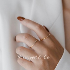 Anillo Delgado Antideslustre con Diamante CZ, Anillo Apilable Delicado de Zirconia Impermeable, Anillo de Banda Dorada, Regalo para Mamá - Product Image 6