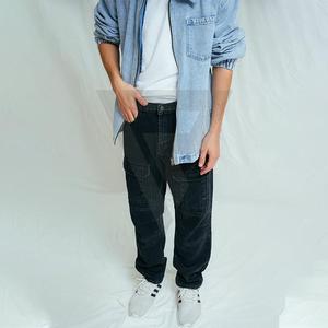 Venta al por mayor de los hombres Slim Fit Straight desgastado flaco de color claro Patchwork patrón negro pintado Denim media cintura Streetwear Pantalones - Product Image 1