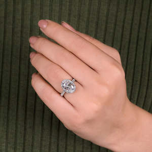 Anillo de compromiso solitario con halo de diamantes de laboratorio ovalados de 2.60 quilates en oro amarillo de 14 quilates, diseño nupcial - Product Image 1