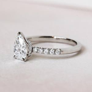 Bague de fiançailles CZ coupe poire 6x8mm avec bande pavée en argent | Bijoux de mariage de mariée élégants - Product Image 2