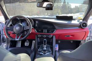 Alfa Romeo Giulia Quadrifoglio 2018 d'occasion en bon état, 505 ch, V6 biturbo, freins en céramique carbone, non modifiée - Product Image 4